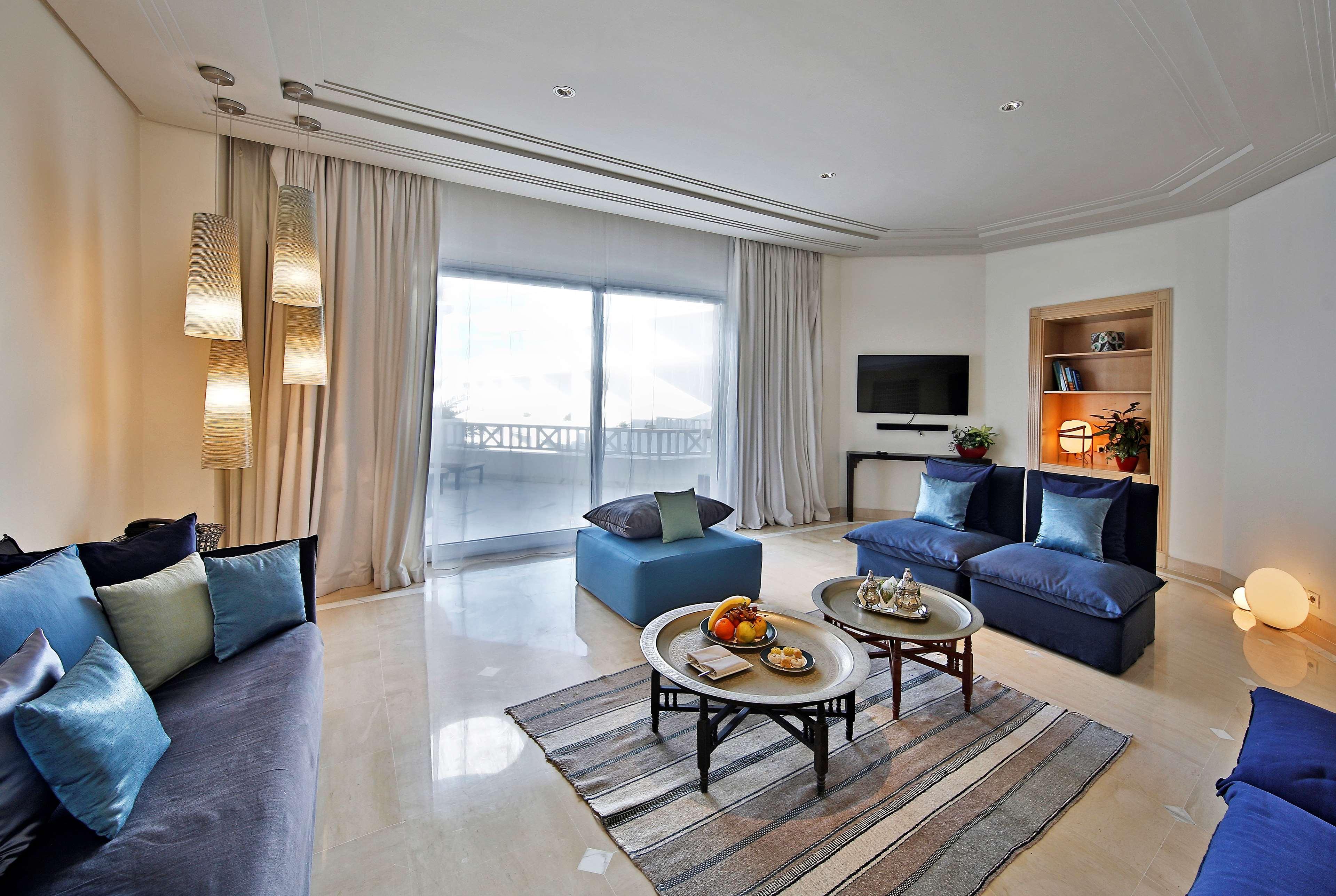 Radisson Blu Palace Resort&Thalasso, Djerba Mezraia Bagian luar foto A living room at the Four Seasons Hotel, Cairo