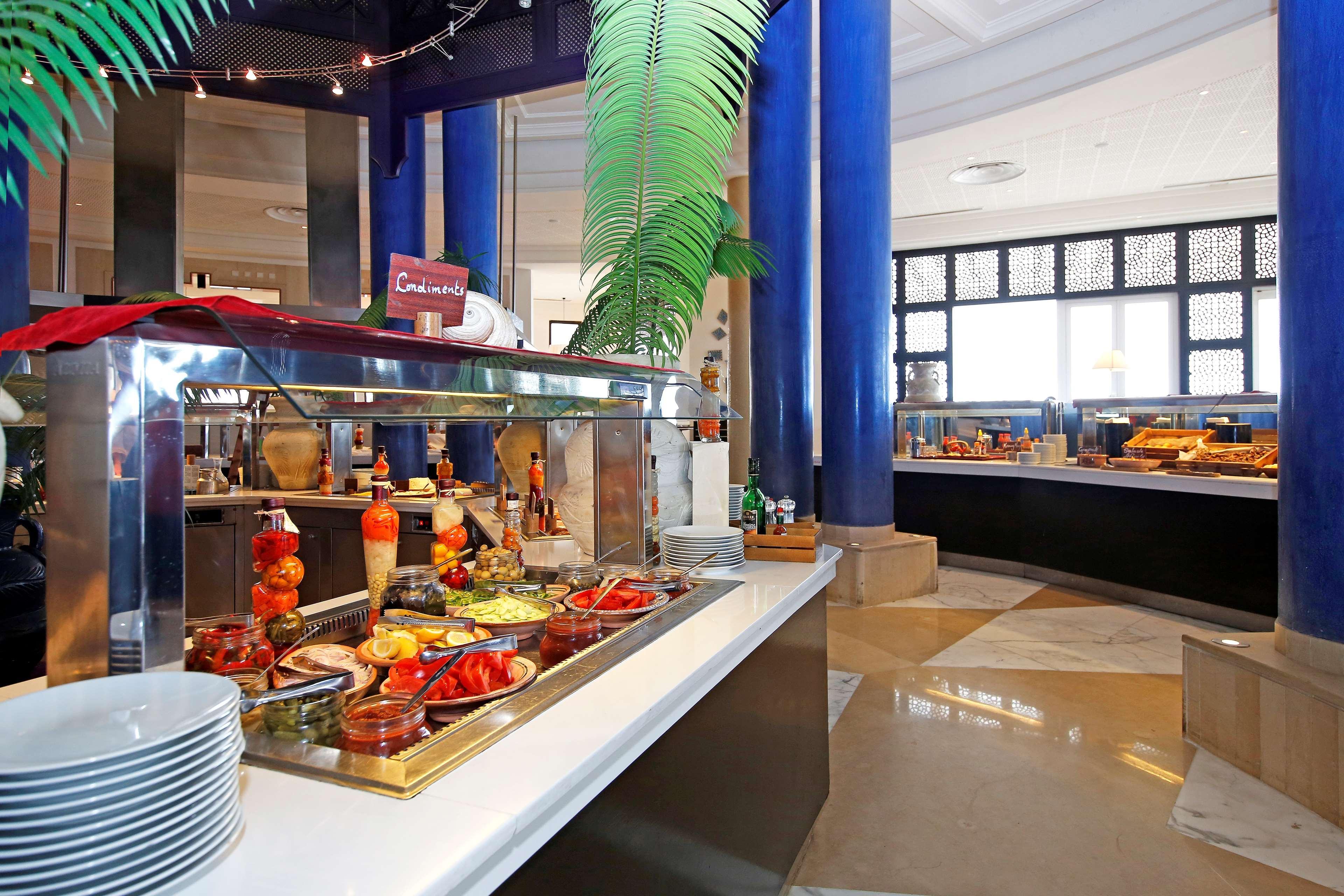 Radisson Blu Palace Resort&Thalasso, Djerba Mezraia Bagian luar foto A buffet at a hotel
