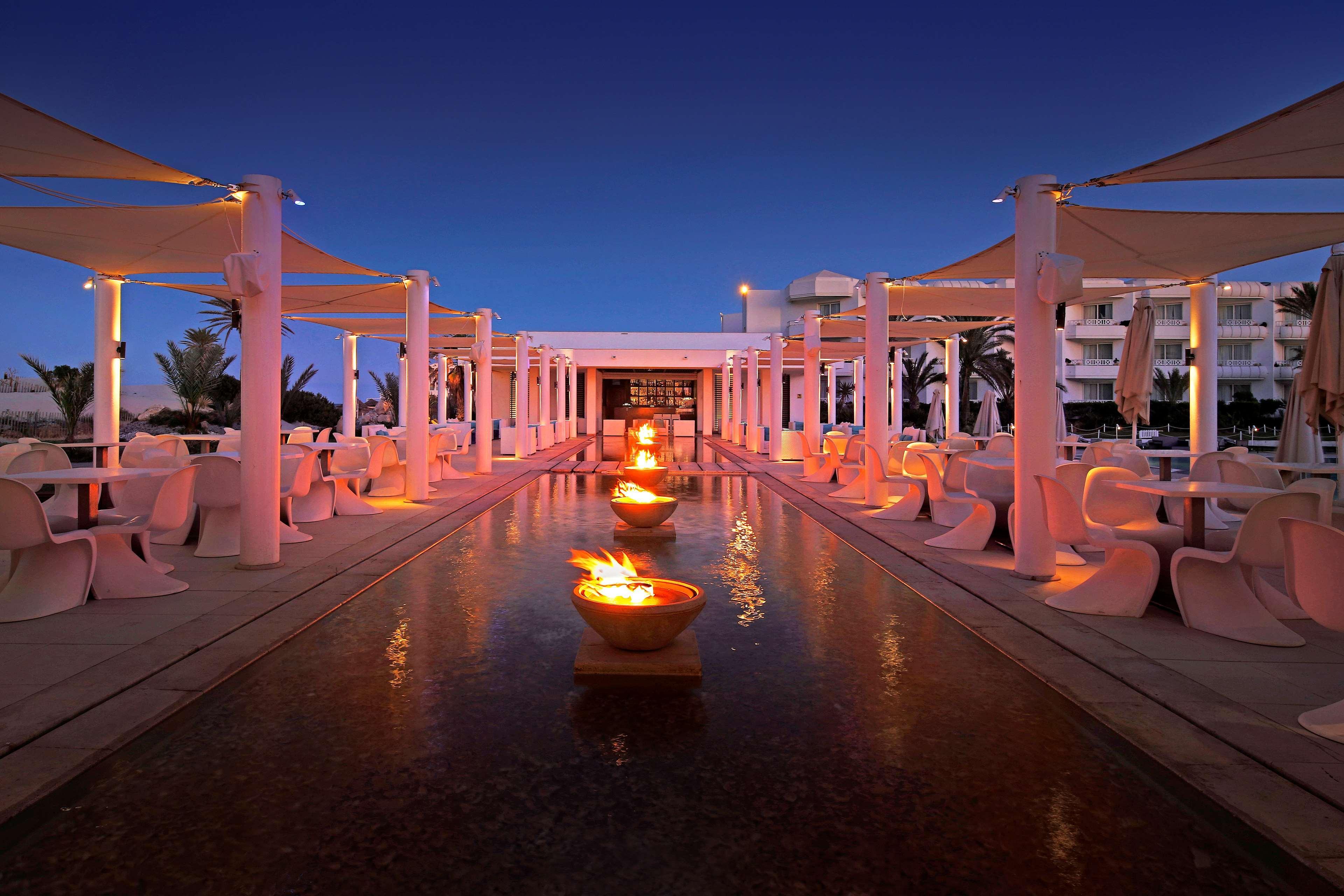 Radisson Blu Palace Resort&Thalasso, Djerba Mezraia Bagian luar foto The resort's main restaurant