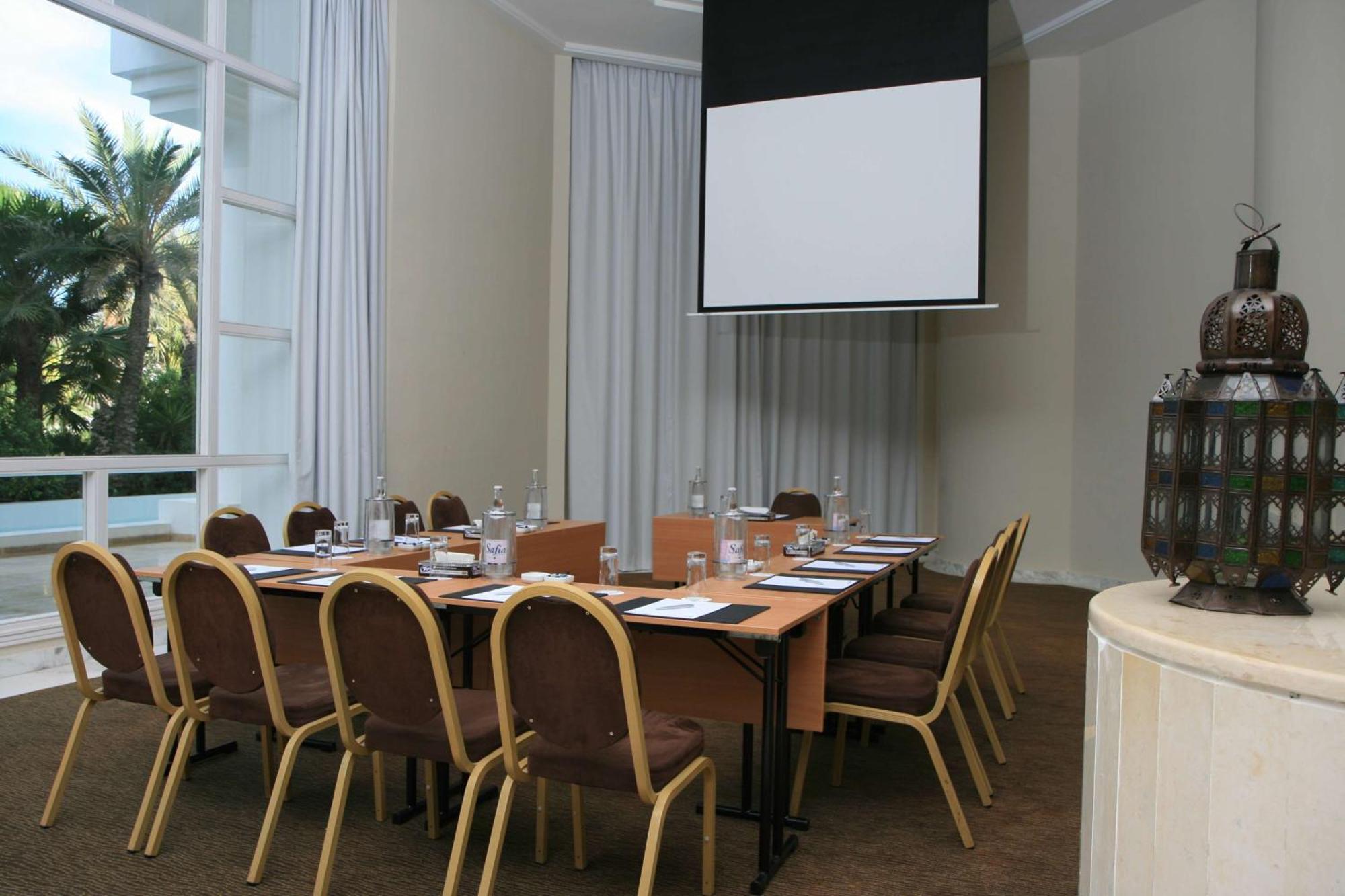 Radisson Blu Palace Resort&Thalasso, Djerba Mezraia Bagian luar foto A meeting room at the hotel
